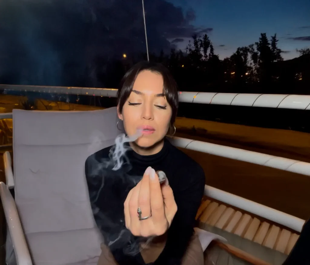 Vitola Fumando un puro que sale humo