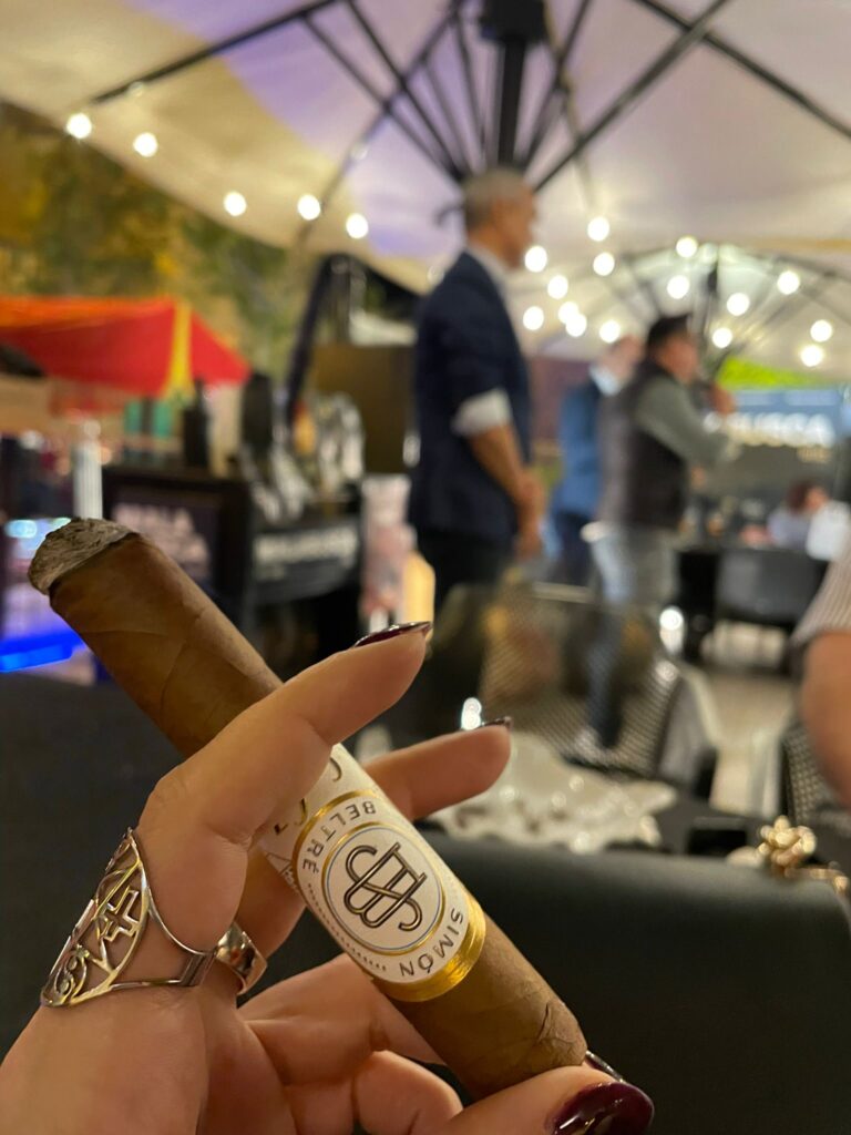 Puro Simón Beltré Chocolate Suizo disfrutado durante un evento organizado por Malabusca en Elche